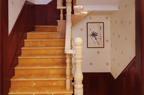 张港镇中式别墅室内汉白玉石楼梯的定制安装装饰效果